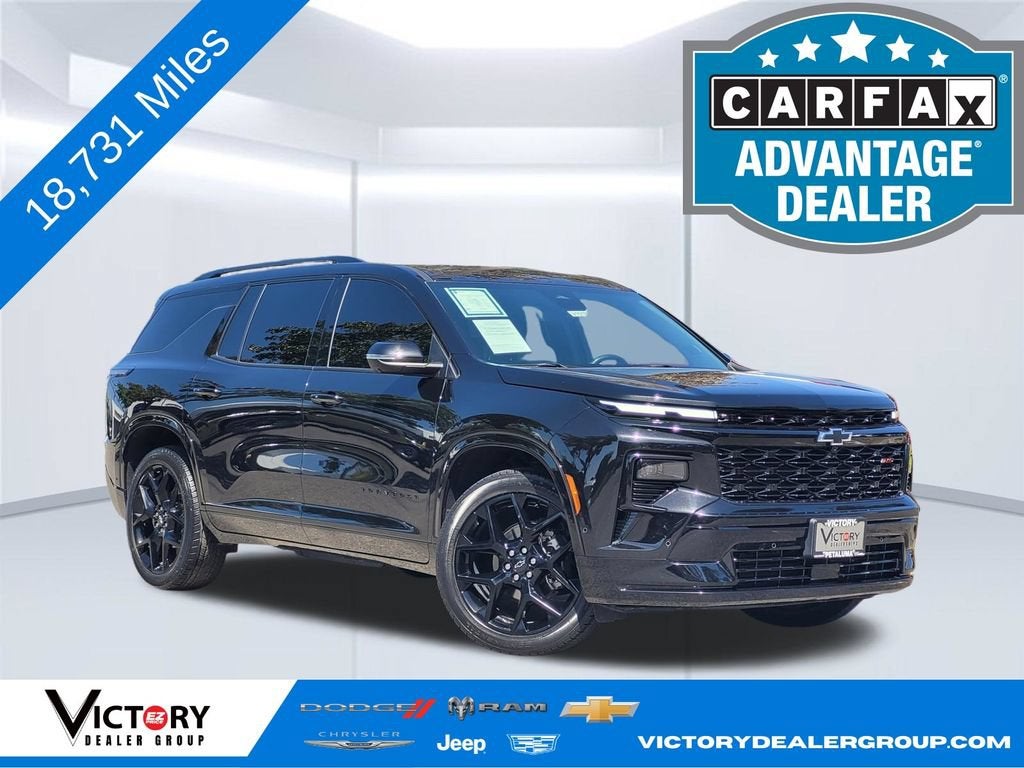 2025 Chevrolet Traverse RS in Mosaic Black Metallic — front three-quarter view